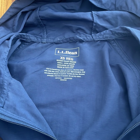 L.L Bean woman’s mountain classic Anorak packable coat - Picture 5 of 6